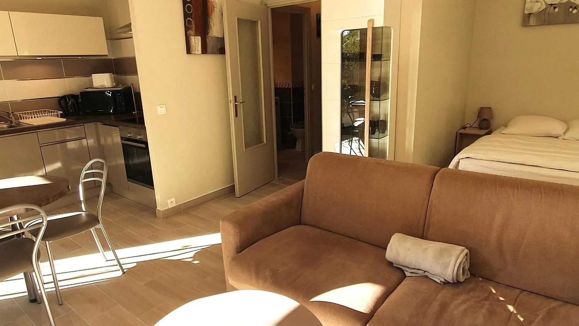 Studio Avec Coin-Nuit, Terrasse Et Parking, Centre Sainte-Maxime, Proche Plages - 4 Pers. - Fr-1-780-61