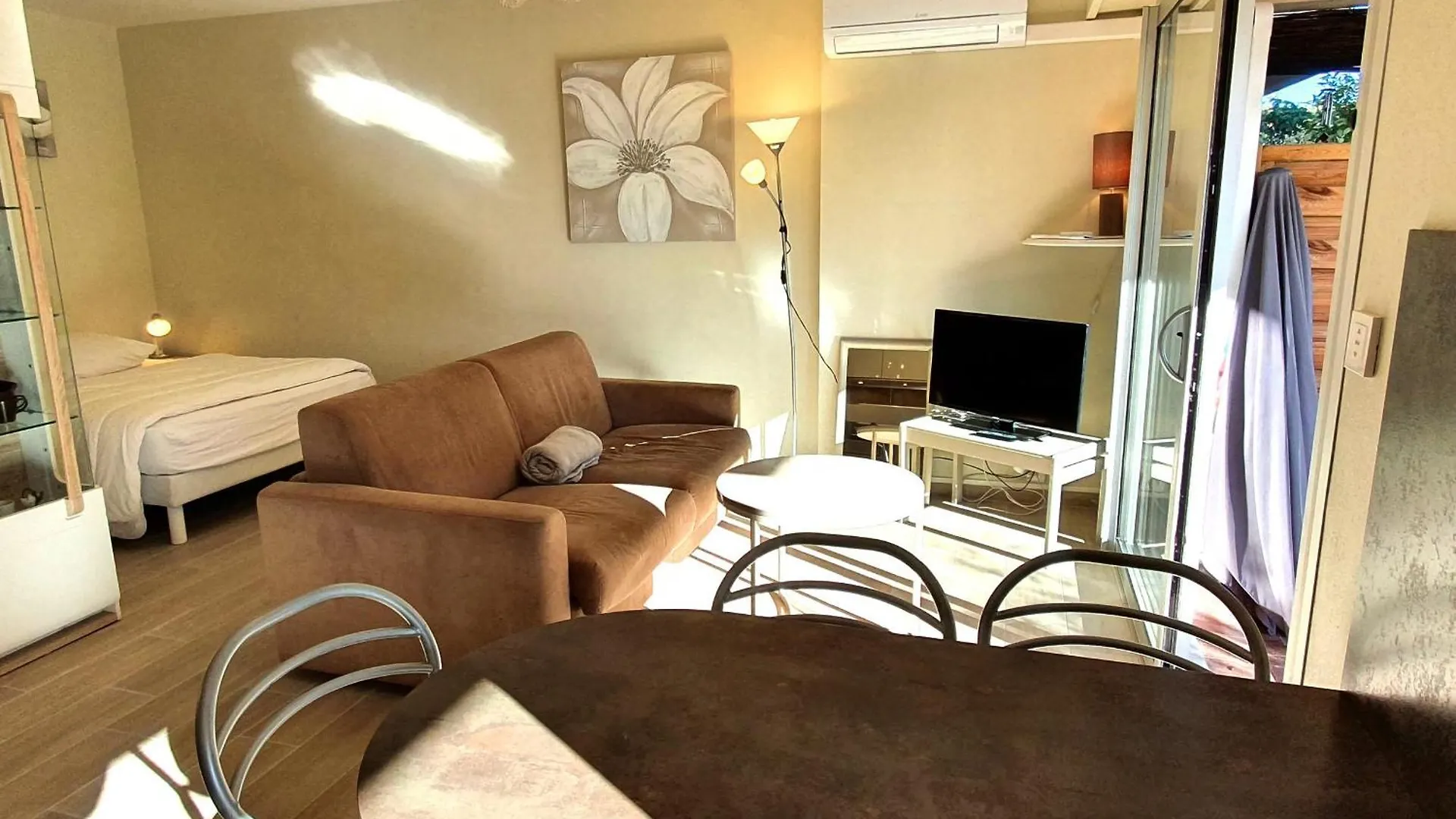 Studio Avec Coin-Nuit, Terrasse Et Parking, Centre Sainte-Maxime, Proche Plages - 4 Pers. - Fr-1-780-61